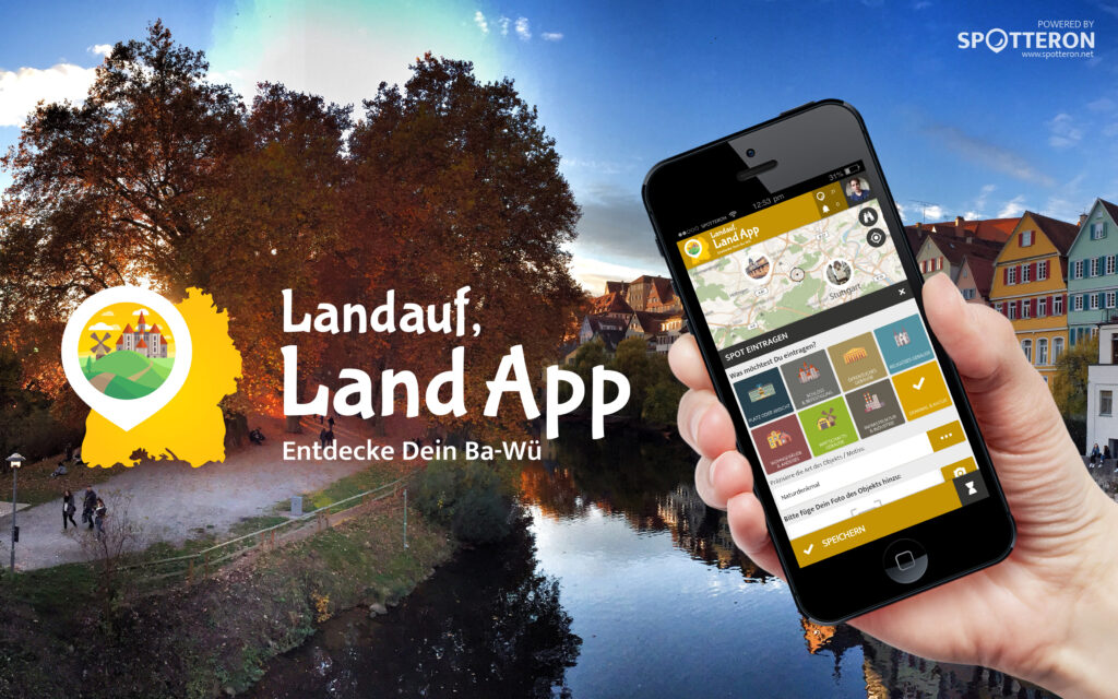 Logo des Projekts Landauf LandApp, das im Vordergrund eine Hand zeigt, die ein Handy hält. Daneben steht in weißen Buchstaben der Name des Projekts: Landauf, LandApp; Entdecke dein Ba-Wü. Im Hintergrund sind ein Fluss und mehrere Häuser zu sehen.
